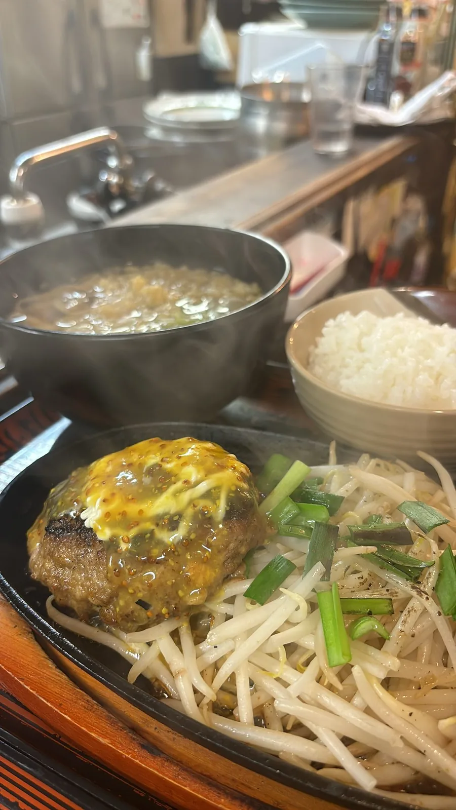 うどん屋さんのふわふわハンバーグセット